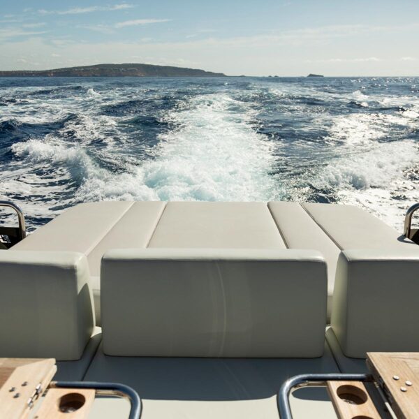 lucky_charter_fjord48open_liegeflaeche_hinten