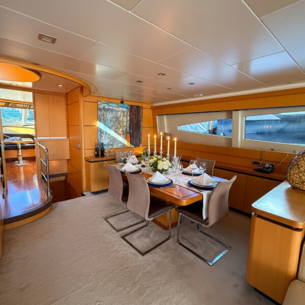 bromas-86ft-yacht-interior-salon