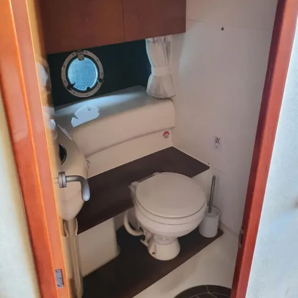 Cranchi 41 Endurance Extasea yacht in Port Adriano, Mallorca – Bathroom