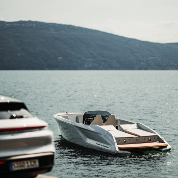 Frauscher 858 Fantom Air yacht rental Mallorca – side view