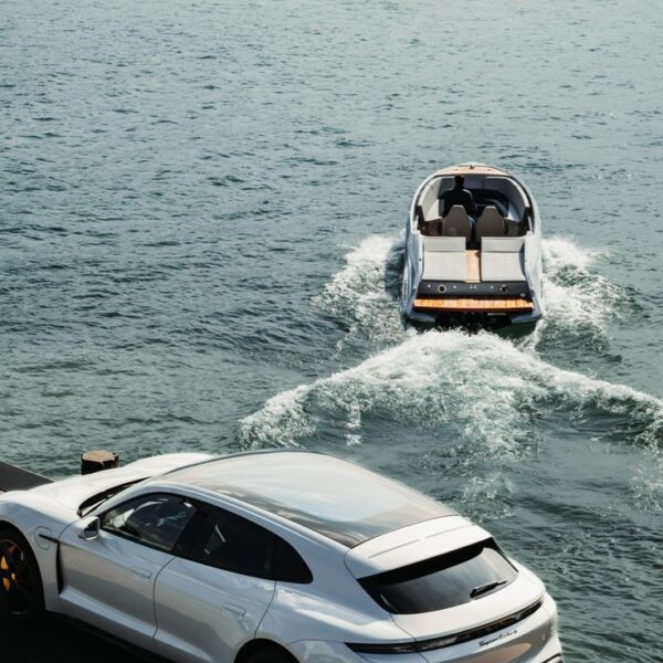 Frauscher 858 Fantom Air charter in Portals Mallorca