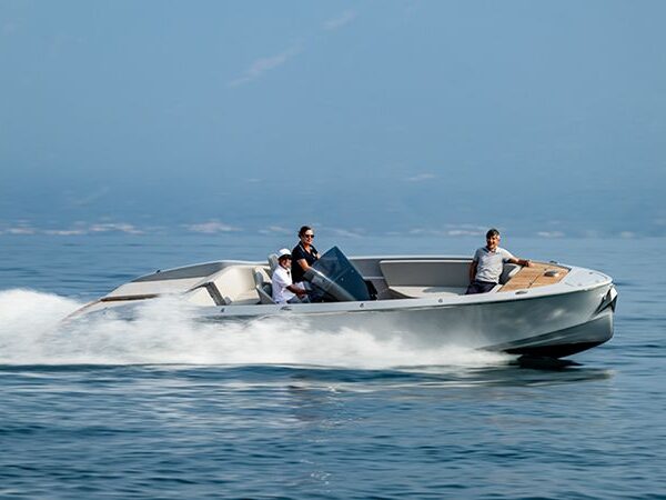 Frauscher 858 Fantom Air yacht cruising in Mallorca